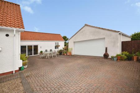 4 bedroom Detached bungalow for sale in Rectory Road, Ruskington, Sleaford