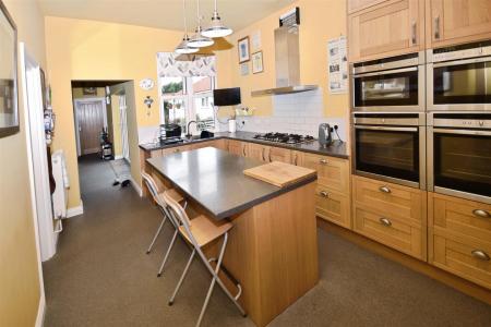 4 bedroom Detached bungalow for sale in Rectory Road, Ruskington, Sleaford