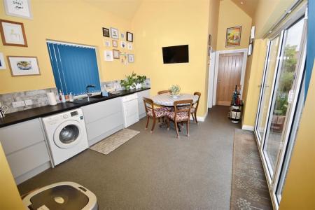 4 bedroom Detached bungalow for sale in Rectory Road, Ruskington, Sleaford