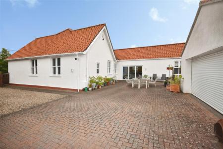 4 bedroom Detached bungalow for sale in Rectory Road, Ruskington, Sleaford