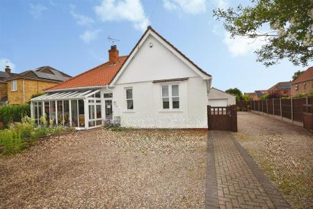4 bedroom Detached bungalow for sale in Rectory Road, Ruskington, Sleaford