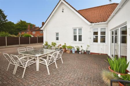 4 bedroom Detached bungalow for sale in Rectory Road, Ruskington, Sleaford