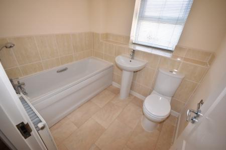 4 bedroom Town house to let in Arran Close, Greylees, Sleaford, NG34