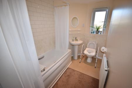 2 bedroom Flat to let in Kinross Road, Greylees, Sleaford, NG34