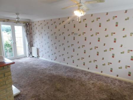 2 bedroom Semi-detached house for sale in Swanstree Avenue, Kemsley, Sittingbourne, ME10