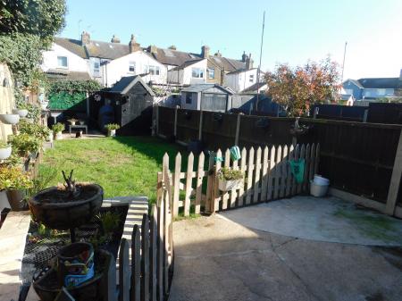 3 bedroom End of terrace house to let in Dumergue Avenue, Queenborough, ME11