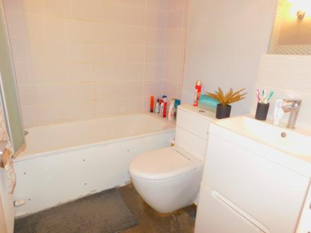 2 bedroom Flat to let in High Street, Sheerness, ME12