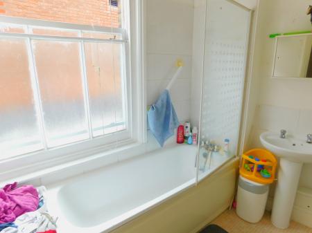 2 bedroom Flat to let in High Street, Sheerness, ME12