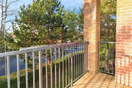 2 bedroom Flat for sale in Hiltingbury Road, Chandler's Ford, Eastleigh, SO53