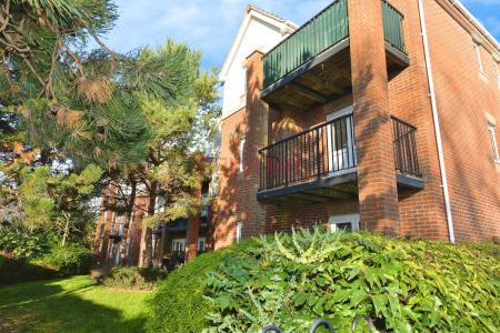 2 bedroom Flat for sale in Hiltingbury Road, Chandler's Ford, Eastleigh, SO53