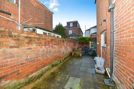 5 bedroom Semi-detached house to let in Harborough Road, Polygon, Southampton, SO15