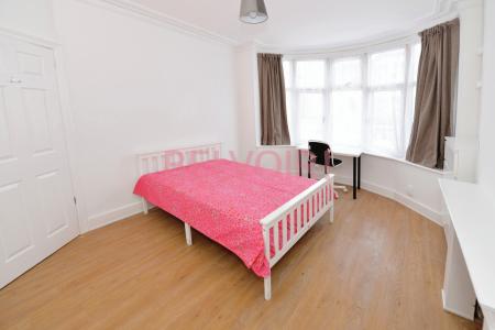 5 bedroom Semi-detached house to let in Harborough Road, Polygon, Southampton, SO15