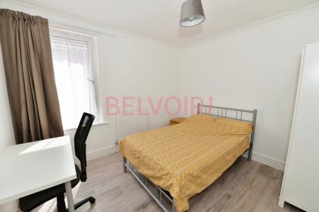 5 bedroom Semi-detached house to let in Harborough Road, Polygon, Southampton, SO15