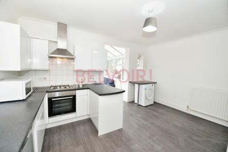 5 bedroom Semi-detached house to let in Harborough Road, Polygon, Southampton, SO15