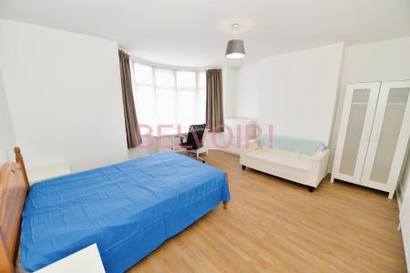 5 bedroom Semi-detached house to let in Harborough Road, Polygon, Southampton, SO15