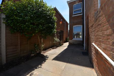 4 bedroom Semi-detached house to let in Mayfield Road, Southampton, SO17