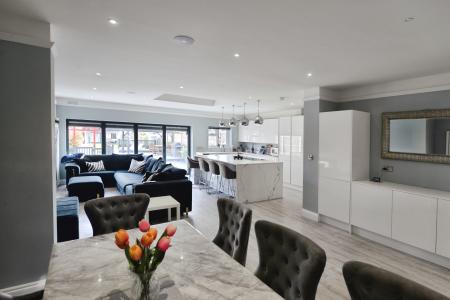 4 bedroom Semi-detached house to let in Upper Brownhill Road, Maybush, Southampton, SO16