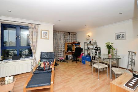 2 bedroom Flat to let in Canute Road, Southampton, SO14