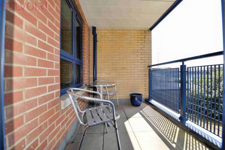 2 bedroom Flat to let in Canute Road, Southampton, SO14