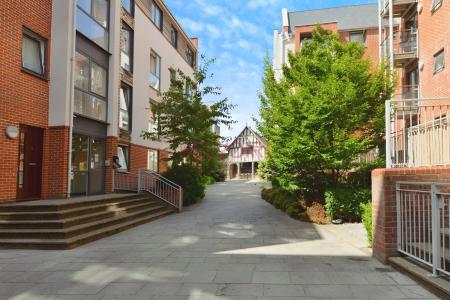2 bedroom Flat to let in Castle Way, Southampton, SO14