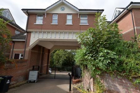 2 bedroom Flat to let in Westridge Road, Southampton, SO17