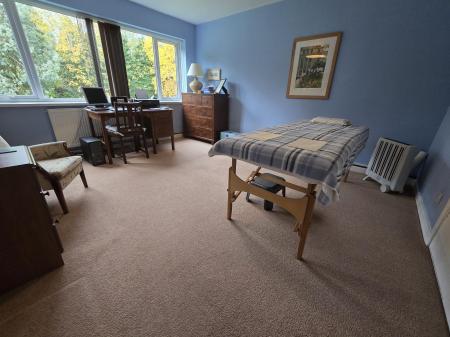 2 bedroom Flat for sale in Vesey Close, Four Oaks, Sutton Coldfield, B74