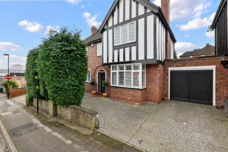 3 bedroom Detached house for sale in Manor Hill, Sutton Coldfield, Sutton Coldfield, B73