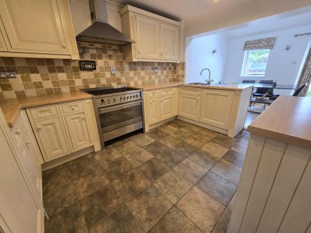 4 bedroom Semi-detached house to let in Dower Road, Four Oaks, Sutton Coldfield, B75