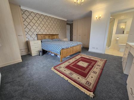 4 bedroom Semi-detached house to let in Dower Road, Four Oaks, Sutton Coldfield, B75