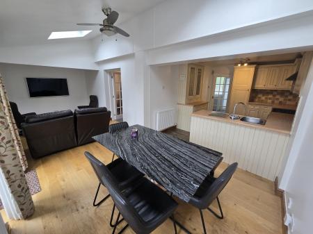 4 bedroom Semi-detached house to let in Dower Road, Four Oaks, Sutton Coldfield, B75