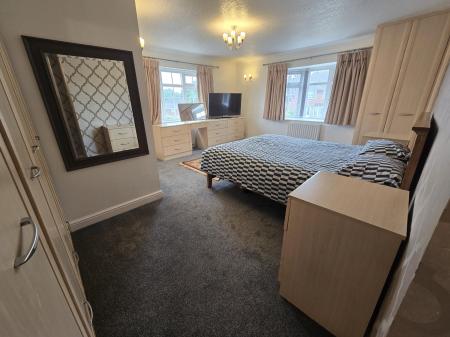 4 bedroom Semi-detached house to let in Dower Road, Four Oaks, Sutton Coldfield, B75