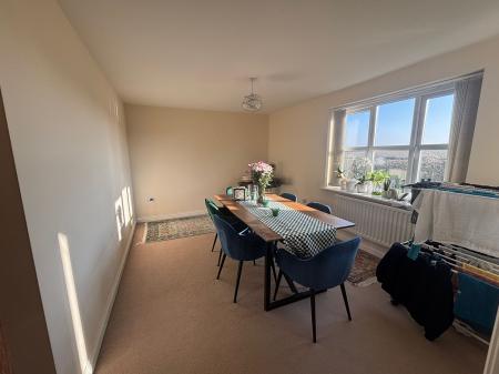 2 bedroom Flat to let in Wyndley Close, Four Oaks, Sutton Coldfield, B74