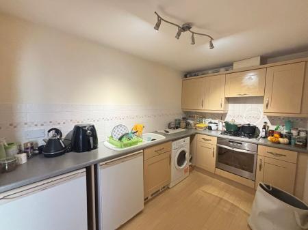 2 bedroom Flat to let in Wyndley Close, Four Oaks, Sutton Coldfield, B74