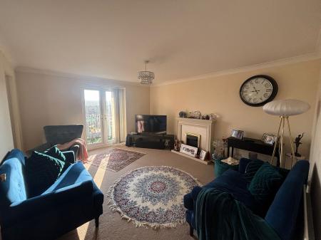 2 bedroom Flat to let in Wyndley Close, Four Oaks, Sutton Coldfield, B74