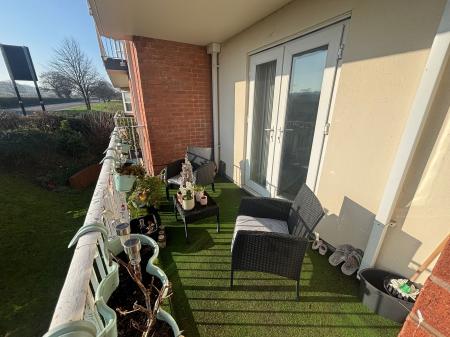 2 bedroom Flat to let in Wyndley Close, Four Oaks, Sutton Coldfield, B74