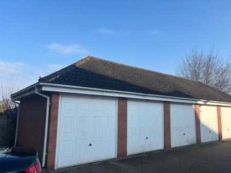 2 bedroom Flat to let in Wyndley Close, Four Oaks, Sutton Coldfield, B74