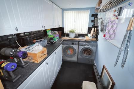 6 bedroom Semi-detached house for sale in Glenside South, Pinchbeck, PE11