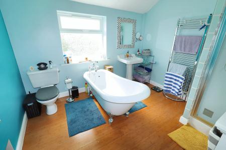 6 bedroom Semi-detached house for sale in Glenside South, Pinchbeck, PE11