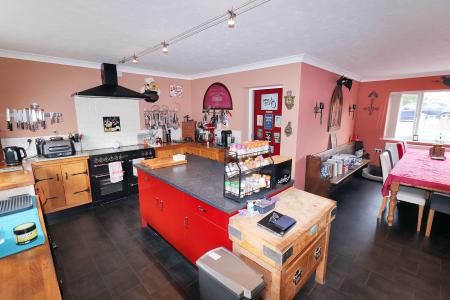 6 bedroom Semi-detached house for sale in Glenside South, Pinchbeck, PE11