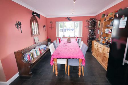 6 bedroom Semi-detached house for sale in Glenside South, Pinchbeck, PE11