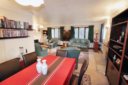 4 bedroom Detached bungalow for sale in Six House Bank, West Pinchbeck, PE11