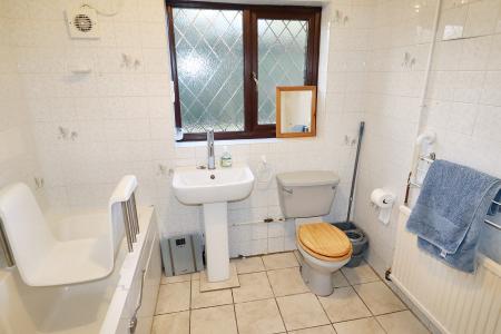 4 bedroom Detached bungalow for sale in Six House Bank, West Pinchbeck, PE11