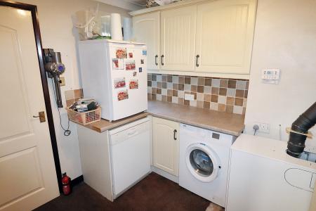 4 bedroom Detached bungalow for sale in Six House Bank, West Pinchbeck, PE11