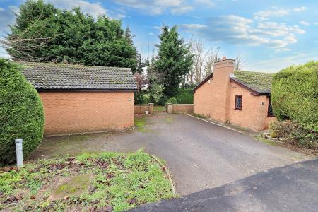 4 bedroom Detached bungalow for sale in Six House Bank, West Pinchbeck, PE11