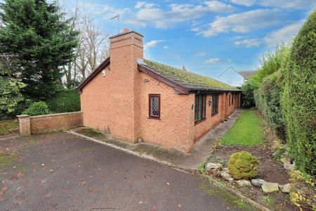 4 bedroom Detached bungalow for sale in Six House Bank, West Pinchbeck, PE11