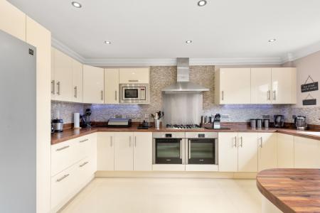 4 bedroom Detached house for sale in Woolram Wygate, Spalding, PE11