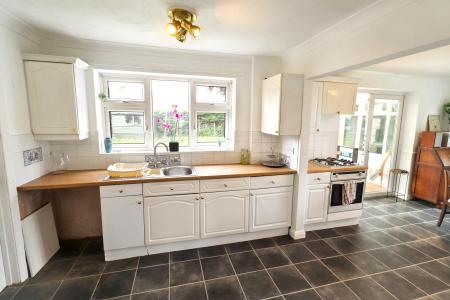 3 bedroom Detached house for sale in Mountbatten Avenue, Spalding, PE11