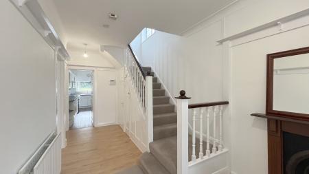 5 bedroom Detached house to let in Waterer Rise, Wallington, SM6