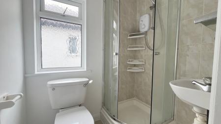 5 bedroom Detached house to let in Waterer Rise, Wallington, SM6