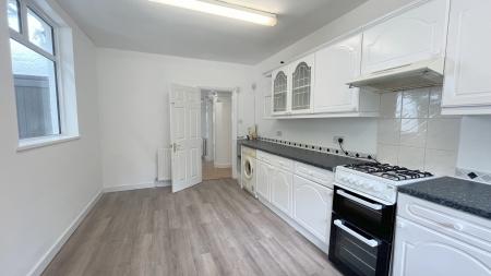 5 bedroom Detached house to let in Waterer Rise, Wallington, SM6